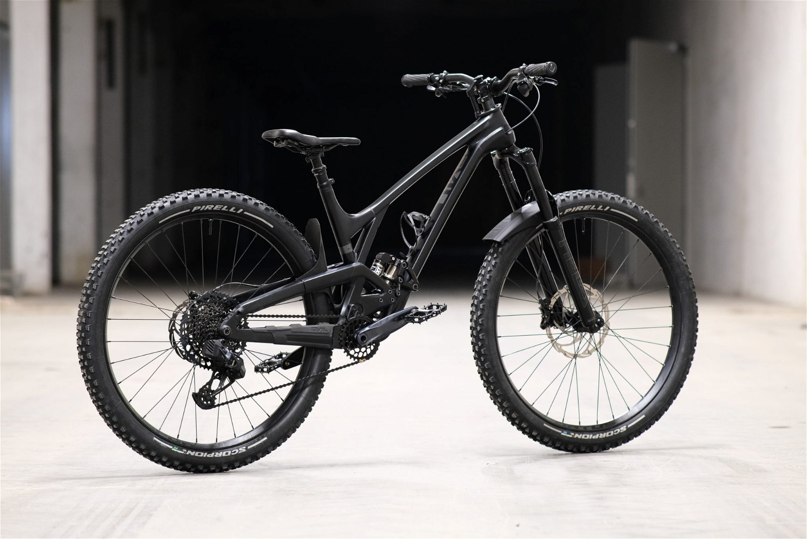 Schwarzes Carbon Fully von Evil Bikes